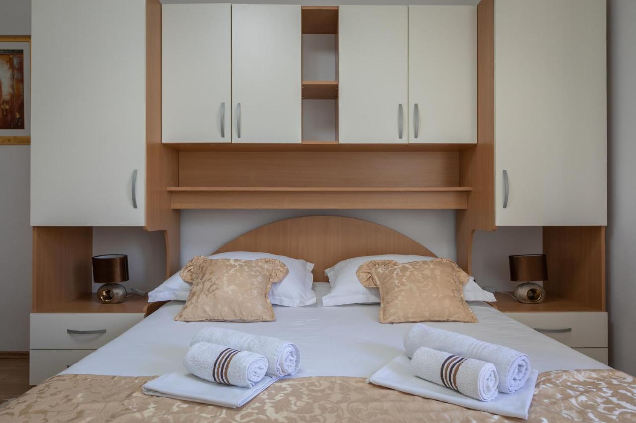 Apartments Barba Tučepi エクステリア 写真