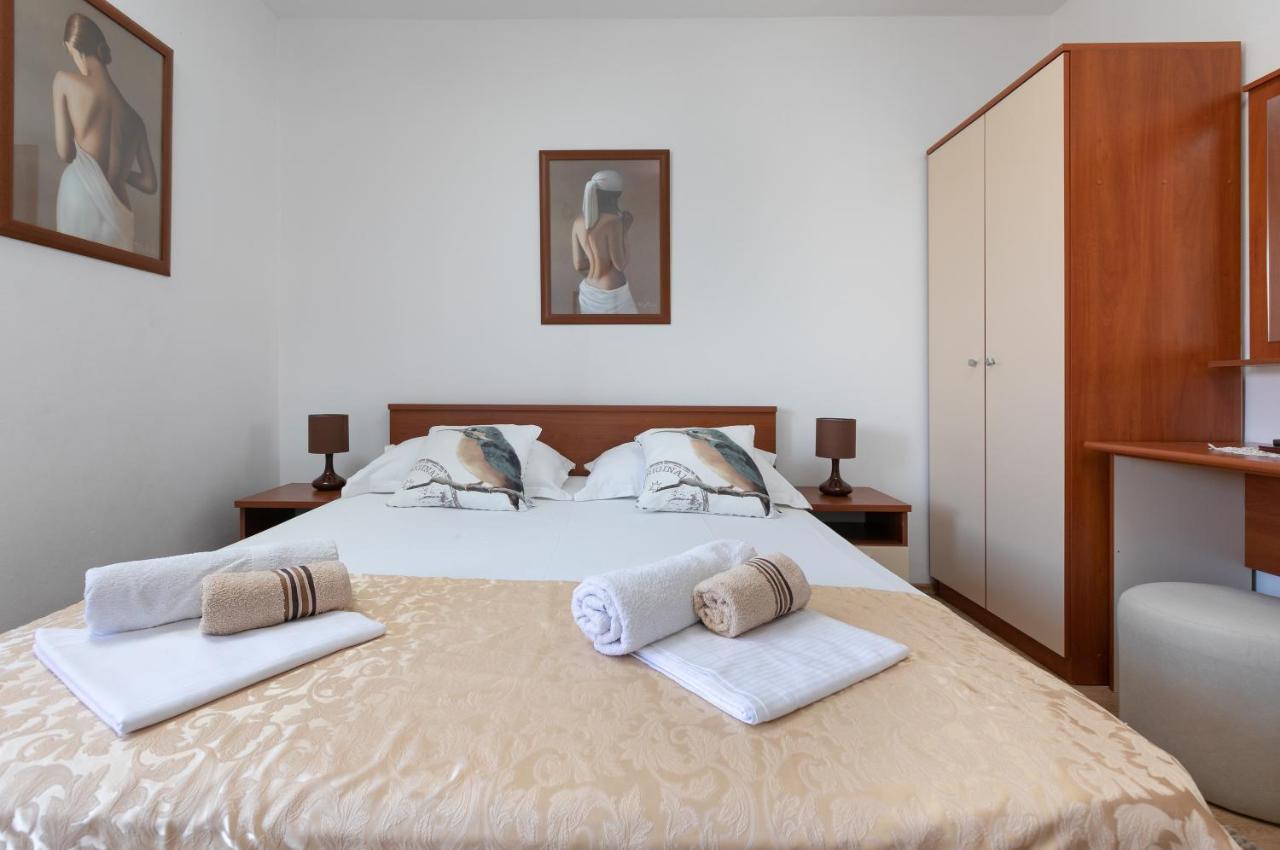 Apartments Barba Tučepi エクステリア 写真